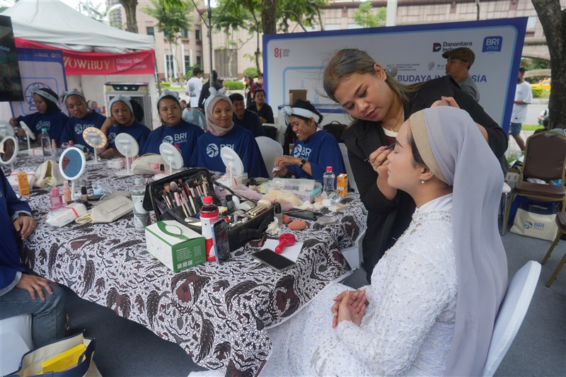 BRI menunjuk Naya Make up Artist (MUA) sebagai pelatihnya. (Sumber Foto : BRI Peduli).