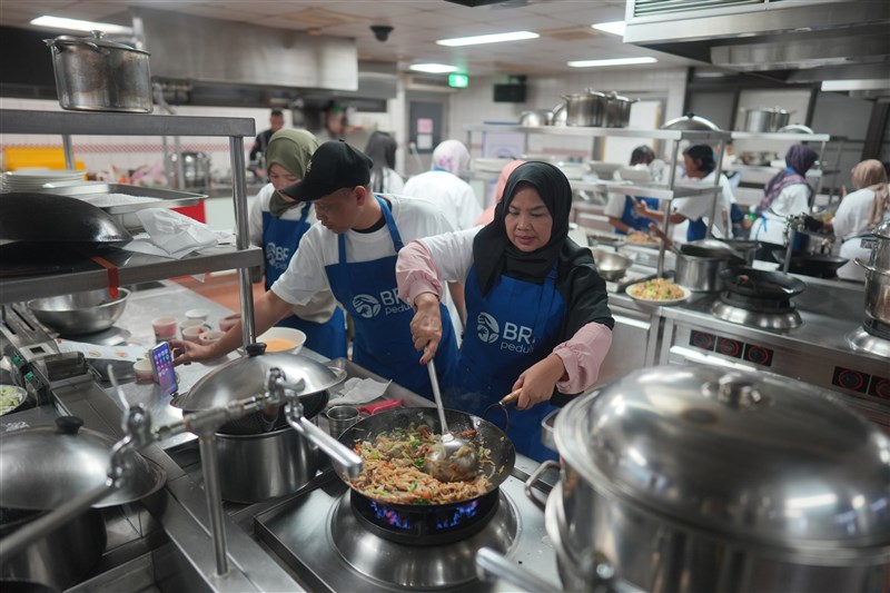 Bank Rakyat Indonesia (BRI) cabang Taipei melalui programnya BRI Peduli mengadakan pelatihan memasak makanan Taiwan. (Sumber Foto : BRI Peduli)
