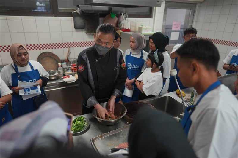 Peserta mengikuti sesi lokakarya dan praktik memasak masakan Taiwan secara terpadu bersama instruktur koki dari Taiwan. (Sumber Foto : BRI Peduli).