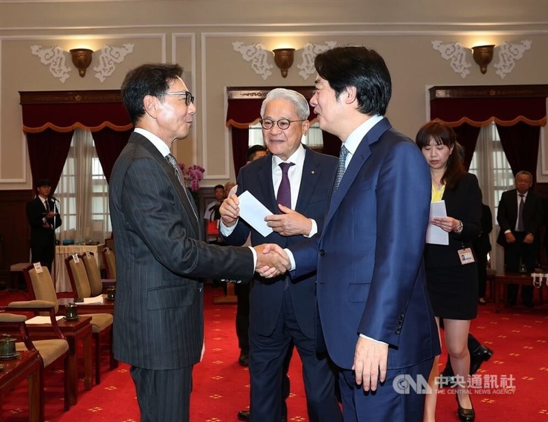 Presiden Lai (kanan, jas biru) berjabat tangan dengan jajaran pengurus baru Chinese National Association of Industry and Commerce ke-27. (Sumber Foto : Dokumentasi CNA)