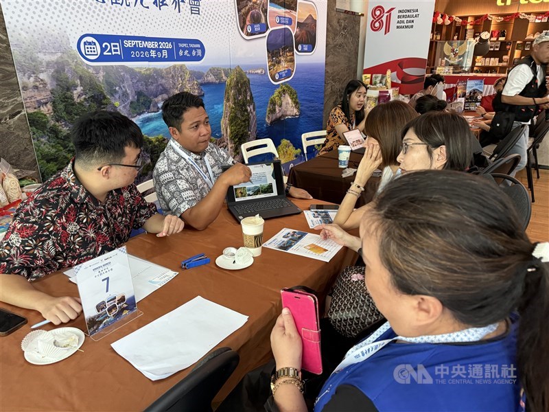 Seorang seller yang sedang menjelaskan mengenai destinasi wisata Indonesia kepada buyer Taiwan. (Sumber Foto : CNA, 2 Sep).