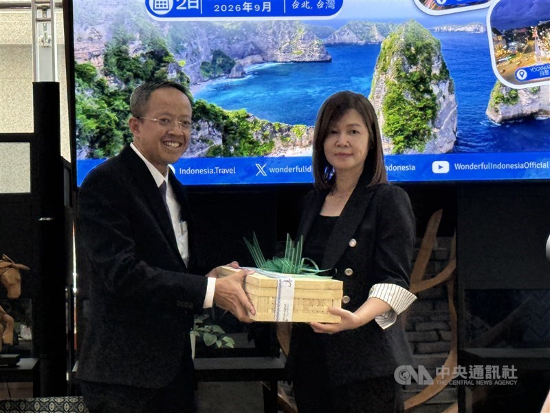 Arif Sulistiyo (kiri) menyerahkan cendera mata kepada Cathy Wan Taiwan Association of Travel Agents (TATA). (Sumber Foto : CNA, 2 Sep).