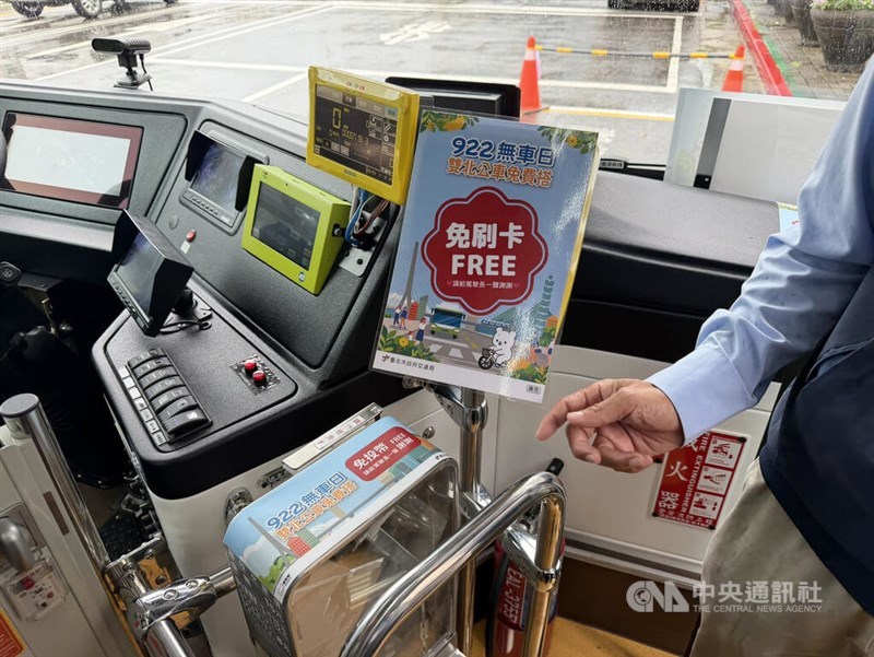 Sebuah tanda yang mengumumkan naik bus gratis dipasang di dalam bus untuk memperingati Hari Bebas Mobil Sedunia pada hari Kamis. (Sumber Foto : CNA, 3 September 2026)