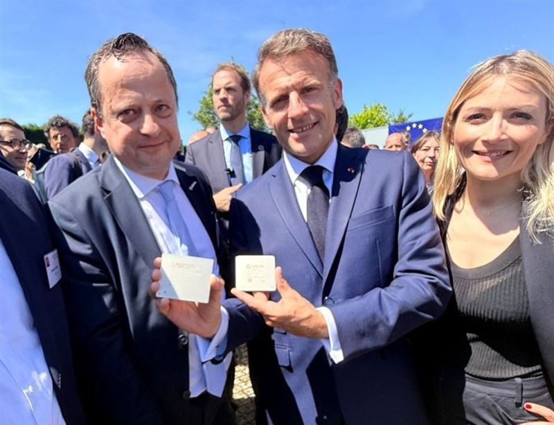 Presiden Prancis Emmanuel Macron (tengah) menunjukkan chip Rhea1 saat mengunjungi pusat komputasi berkinerja tinggi yang dioperasikan oleh Komisi Energi Alternatif dan Energi Atom Prancis di Bruyères-le-Châtel pada bulan Mei. (Sumber Foto : SiPearl)