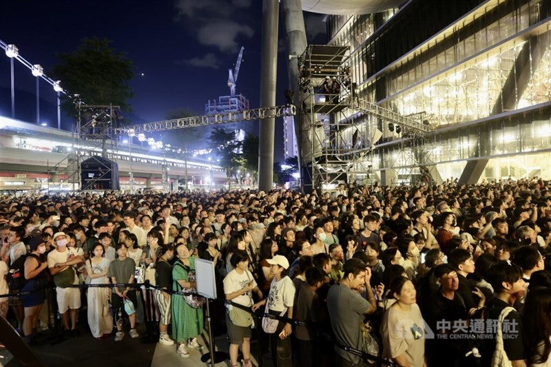 Area di depan panggung utama pertunjukan dipenuhi oleh orang-orang pada Sabtu malam. (Sumber Foto : CNA, 5 September 2026)
