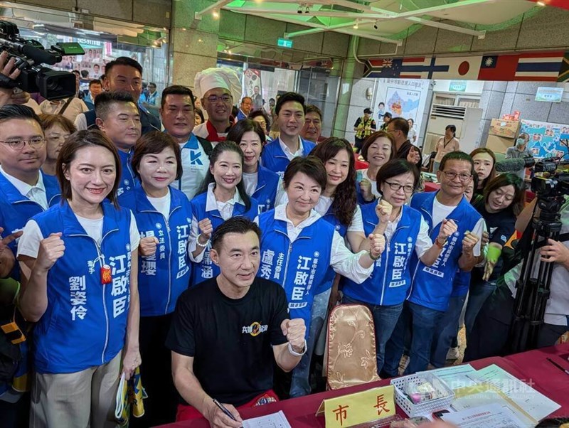 Johnny Chiang (duduk, mengenakan kaos hitam) mendaftarkan pencalonannya untuk pemilihan lokal 2026 dengan dukungan Wali Kota Taichung Lu Shiow-yen (baris kedua, keempat dari kiri) dan lainnya pada 2 September. (Sumber Foto : Dokumentasi CNA)