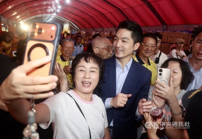 Seorang penggemar berfoto selfie dengan Wali Kota Taipei Chiang Wan-an (berjas biru) di sebuah acara pada 6 September. (Sumber Foto : Dokumentasi CNA)