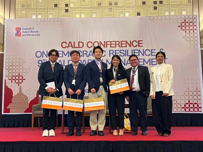 Alysa Chiu (ketiga dari kanan) dari Partai Progresif Demokratik Taiwan dan yang lainnya di CALD Conference on Democratic Resilience in Southeast and East Asia & 9th CALD Party Management Workshop di Yogyakarta, Jumat. (Sumber Foto : Facebook Council of Asian Liberals and Democrats)