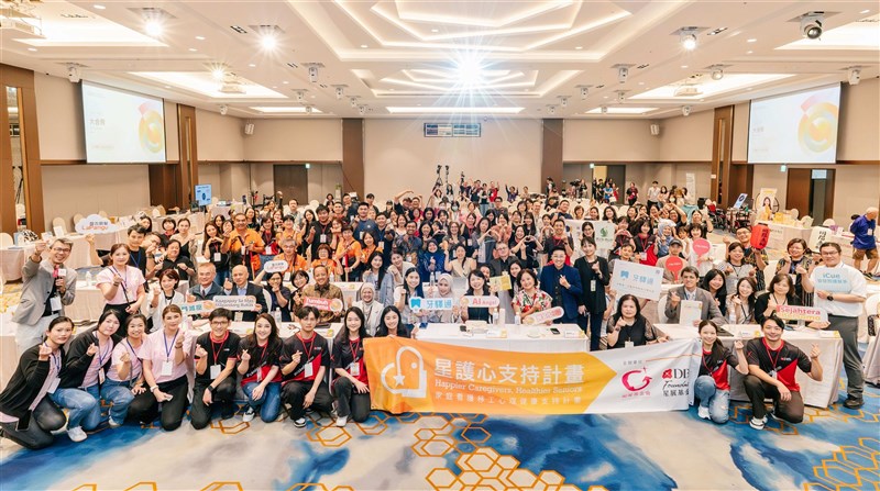 Para peserta forum, pengunjung dan panitia kegiatan forum dengan topik "Bergandengan Tangan Lintas Batas: Bersama Menciptakan Perawatan Berkelanjutan: "Perawat Migran Bahagia, Lansia Sehat" berfoto bersama. (Sumber Foto : The Garden of Hope Foundation)