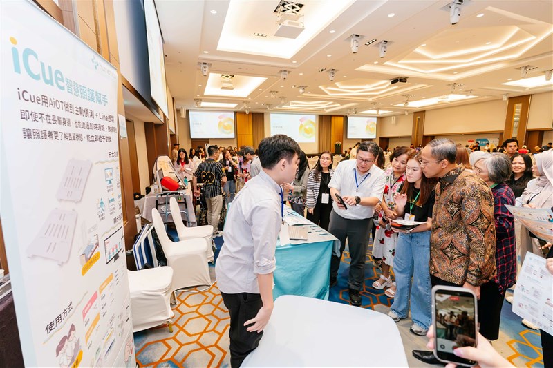 Arif Sulistiyo, kepala KDEI Taipei (mengenakan batik) bersama GoH MIgrant dan DBS bank mengunjungi salah satu stan pameran. (Sumber Foto : The Garden of Hope Foundation).