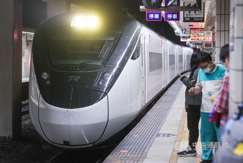 Penumpang menunggu untuk naik kereta Taiwan Railway di sebuah stasiun. (Sumber Foto : Dokumentasi CNA)