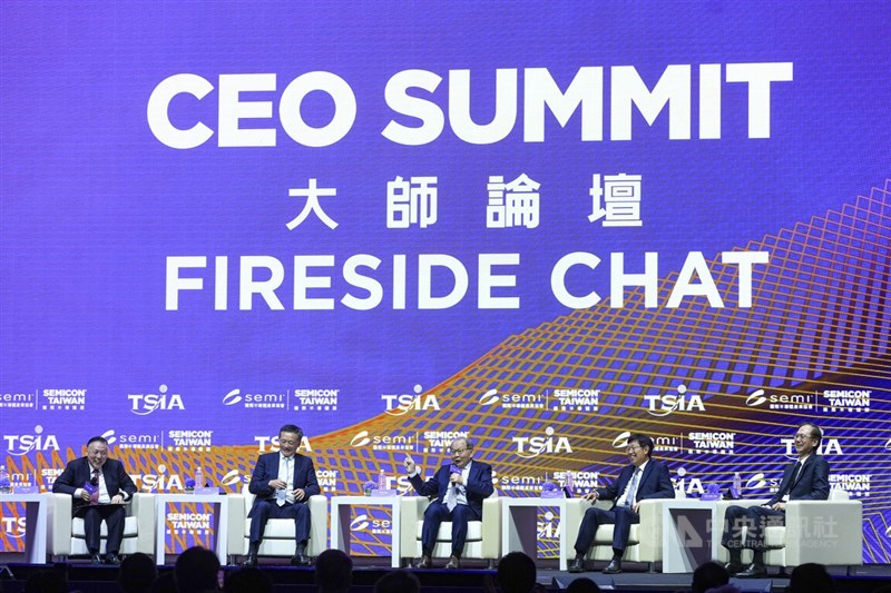 Dari kiri: CEO ASE Inc. Tien Wu, Wakil Presiden Senior dan Wakil Chief Operating Officer TSMC Cliff Hou, CEO MediaTek Rick Tsai, Chairman Foxconn Young Liu, dan Chairman Unimicron Technology Corp. Shan-Chieh Chien. (Sumber Foto : CNA, 2 September 2026)