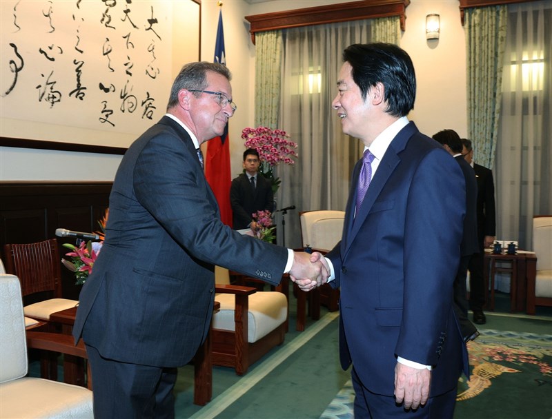 Presiden Lai Ching-te (kanan) menyambut pemimpin Bloc Québécois Yves-François Blanchet (kiri) di Kantor Kepresidenan di Taipei pada Selasa. (Sumber Foto: CNA 8 September 2026)
