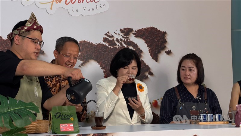 Bupati Yunlin Chang Li-shan (jaket putih) mencicipi kopi Indonesia. (Sumber Foto : CNA, 8 September 2026)