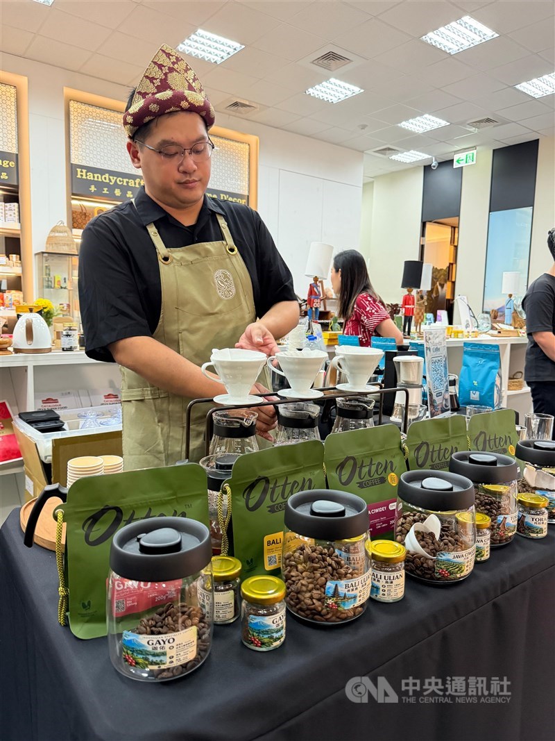Jimmy, pemilik kedai kopi Q COFFEE yang menyediakan kopi Indonesia. (Sumber Foto : CNA, 8 September 2026)
