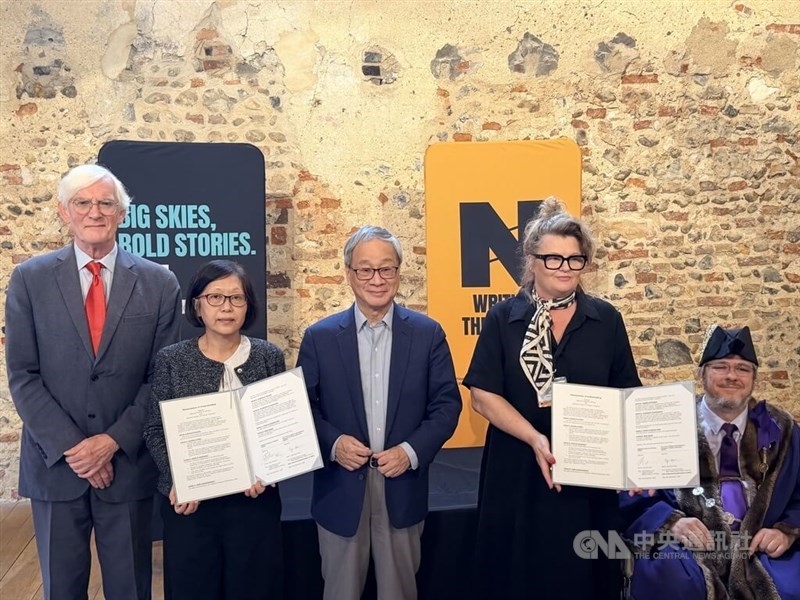 Menteri Kebudayaan Taiwan, Li Yuan (tengah), dan lainnya menyaksikan penandatanganan perjanjian antara National Centre for Writing (NCW) dan Kantor Ekonomi dan Kebudayaan Taipei di Inggris, yang mewakili National Museum of Taiwan Literature pada Rabu. (Sumber Foto : CNA, 9 September 2026)