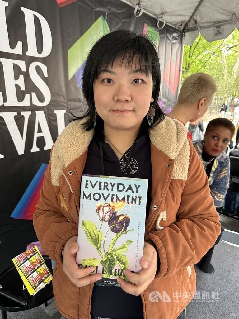 Penulis Hong Kong, Gigi L. Leung, berpose dengan bukunya yang berjudul "Everyday Movement" dalam sebuah acara di New York pada Mei 2026. (Sumber Foto : Dokumentasi CNA)