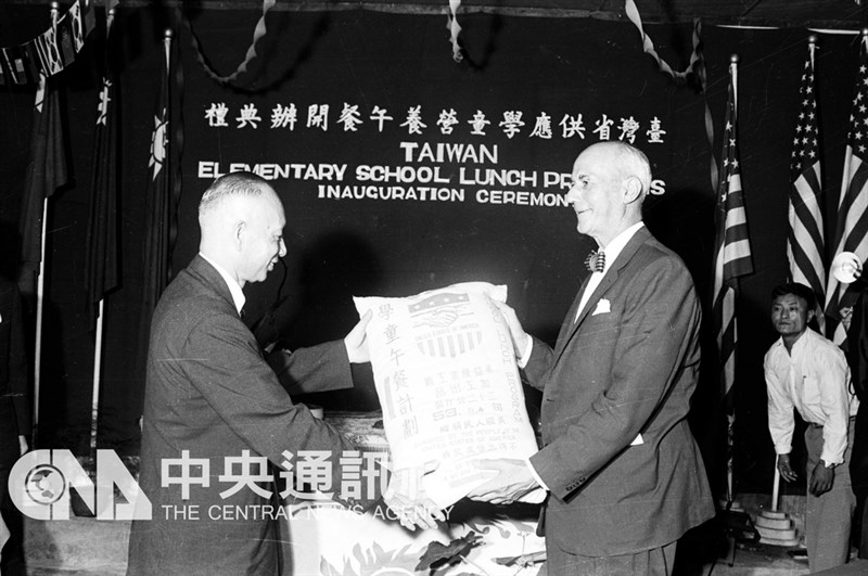 Upacara peluncuran makan siang bergizi bagi pelajar di Taiwan di sebuah sekolah dasar di Distrik Guishan, Taoyuan pada 16 Oktober 1964. (Sumber Foto : Dokumentasi CNA)