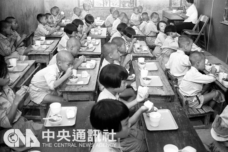 Pelajar di Taiwan menyantap makan siang bergizi pada 16 Oktober 1964. (Sumber Foto : Dokumentasi CNA)