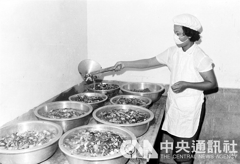 Seseorang menyiapkan hidangan makan siang bergizi pada 16 Oktober 1964. (Sumber Foto : Dokumentasi CNA)