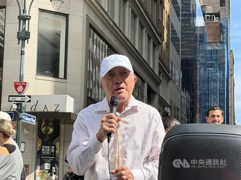 Perwakilan tetap Republik Kepulauan Marshall untuk PBB, John Silk, menyampaikan pidato pada unjuk rasa di New York. (Sumber Foto : CNA, 12 September 2026)