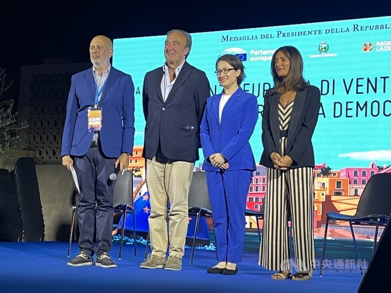 Wakil Presiden Hsiao Bi-khim (kedua dari kanan), Wakil Presiden Parlemen Eropa Pina Picierno (pertama dari kanan), dan mantan Wakil Menteri Luar Negeri Italia Gianni Vernetti (kedua dari kiri) berpose untuk foto di Konferensi Eropa Ventotene untuk Kebebasan dan Demokrasi di Pulau Ventotene, Italia pada hari Sabtu. Foto CNA 12 September 2026