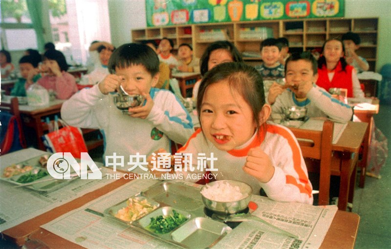 Pelajar di sekolahan Kabupaten Kinmen menyantap makan siang bergizi gratis pada 1 Desember 1999. (Sumber Foto : Dokumentasi CNA)