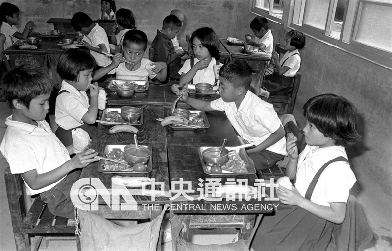 Para pelajar sekolah dasar di Wufeng, Kabupaten Hsinchu, menikmati makan siang bergizi yang disediakan gratis oleh pemerintah pada 17 Mei 1979. (Sumber Foto : Dokumentasi CNA)