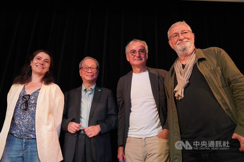 Menteri Kebudayaan Taiwan, Li Yuan (kedua dari kiri), berpose bersama para penyelenggara pemutaran film klasik karya sutradara Taiwan Edward Yang tahun 1986, "The Terrorizers," termasuk pembuat film dan kritikus Prancis Olivier Assayas (kedua dari kanan) dan kritikus film Prancis Jean-Michel Frodon (kanan). (Sumber Foto : CNA, 12 September 2026)