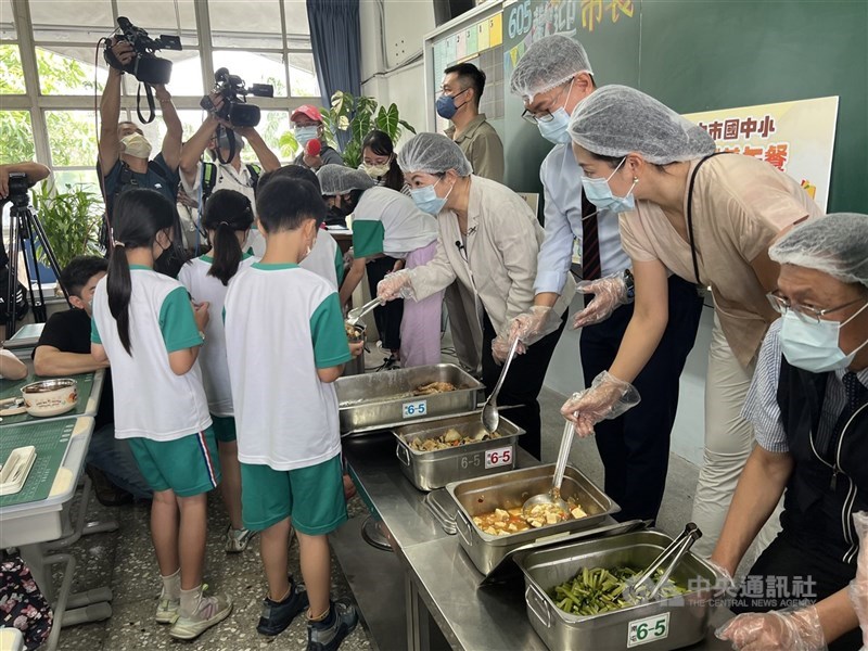 Pembagian makan siang bergizi gratis di sebuah sekolah dasar di Taichung pada 31 Agustus 2026, ditinjau Wali Kota Lu Shiow-yen (keempat dari kanan). (Sumber Foto : Dokumentasi CNA)