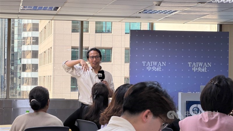Ahmad Nurhashim, mantan ketua Aliansi Jurnalis Independen, di lokakarya pengantar jurnalistik dasar di kantor CNA di Taipei, Minggu. (Sumber Foto : CNA, 13 September 2026)