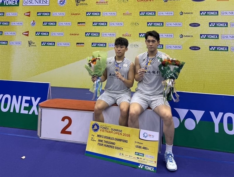 Chen Zhi-ray (kanan) dan Lin Yu-chieh (kiri) dari Taiwan memenangkan final ganda putra pada turnamen bulu tangkis Yonex-Sunrise Vietnam Open pada Minggu. (Sumber Foto : Chen Zhi-ray)