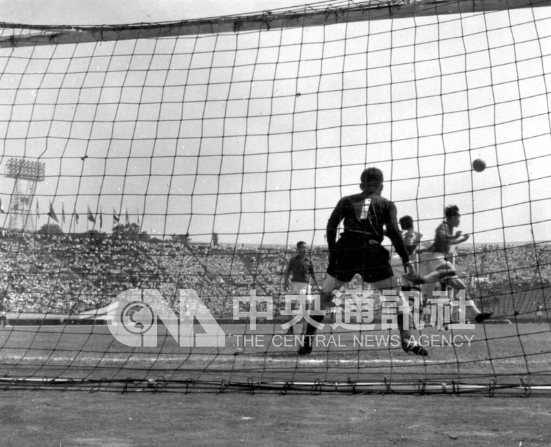 Detik-detik gol sundul penyerang Taiwan, Chow Shiu-hung ke gawang Indonesia di semifinal Asian Games 1958 pada 31 Mei di National Stadium, Tokyo. (Sumber Foto : Dokumentasi CNA)