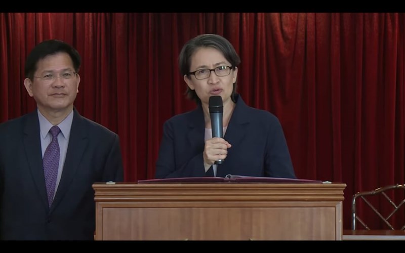 Wakil Presiden Hsiao Bi-khim (kanan), didampingi oleh Menteri Luar Negeri Lin Chia-lung (kiri), menyampaikan pernyataan melalui siaran langsung di Bandara Internasional Taoyuan pada Senin pagi setelah kembali ke Taiwan dari Italia. (Sumber Foto : YouTube Kantor Kepresidenan, 14 September 2026)