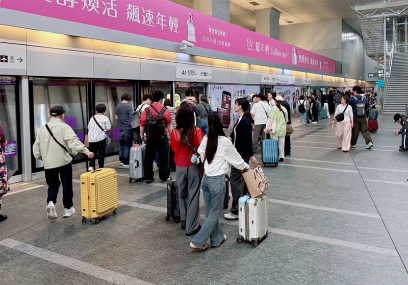 Penumpang menunggu untuk naik kereta MRT Bandara Taoyuan. (Sumber Foto : Taoyuan Metro)