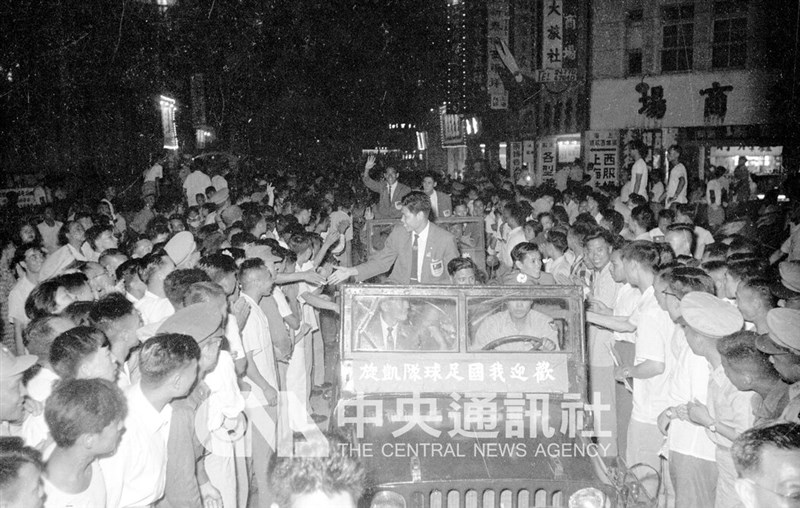 Tim sepak bola Taiwan menyapa masyarakat saat berkeliling Taipei setelah tiba di Bandara Songshan pada 4 Juni 1958. (Sumber Foto : Dokumentasi CNA)