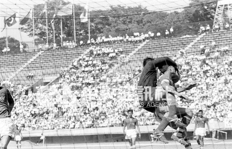 Penyerang Taiwan, Chow Shiu-hung bertabrakan dengan kiper Indonesia Maulwi Saelan di semifinal Asian Games 1958 pada 31 Mei. (Sumber Foto : Dokumentasi CNA)