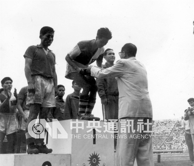 Kapten Taiwan Yiu Cheuk-yin (tengah) menerima penghargaan dari anggota Komite Eksekutif Asian Games Jorge B. Vargas, di samping pemain Indonesia (kanan) dan Korea Selatan (kiri). (Sumber Foto : Dokumentasi CNA)
