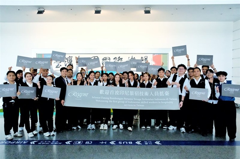 Kementerian Ketenagakerjaan Taiwan mendorong “Skema Peningkatan Tenaga Kerja Teknis Lintas Negara” untuk mengatasi kekurangan tenaga kerja di berbagai industri. Gelombang pertama yang terdiri dari 35 tenaga kerja teknis asing asal Indonesia tiba di Taiwan pada 14 September, menandai secara resmi dimulainya mekanisme perekrutan tenaga kerja asing dari luar negeri untuk sektor perhotelan. (Sumber foto: CNA)