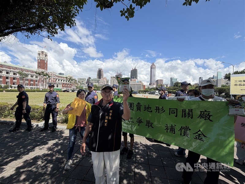 Ketua serikat Liu Neng-hung (depan) memegang sebungkus camilan jagung Kuai Kuai selama unjuk rasa pada hari Senin. (Sumber Foto : CNA, 14 September 2026)