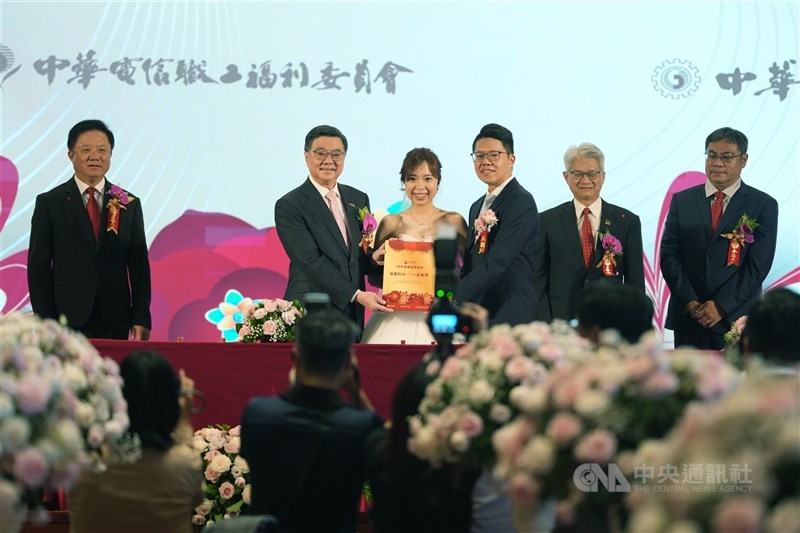 Perdana Menteri Cho Jung-tai (kedua dari kiri) menyerahkan sertifikat pernikahan kepada salah satu dari 72 pasangan pengantin baru dalam sebuah pernikahan massal di Taipei pada Minggu. (Sumber Foto : CNA, 13 September 2026)