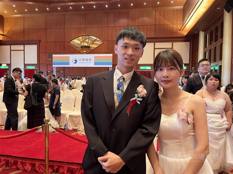 Dino Chen (kiri) dan istrinya, Ivy Lee, berpose untuk foto setelah upacara pernikahan massal yang diselenggarakan oleh Chunghwa Telecom di Grand Hotel, Taipei pada Minggu. (Sumber Foto : CNA, 13 September 2026)