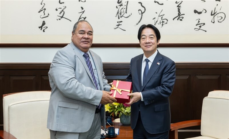 Menteri Luar Negeri Tuvalu, Paulson Panapa (kiri), menyapa Presiden Lai Ching-te di Taipei pada hari Selasa.  (Sumber Foto : Kantor Kepresidenan)