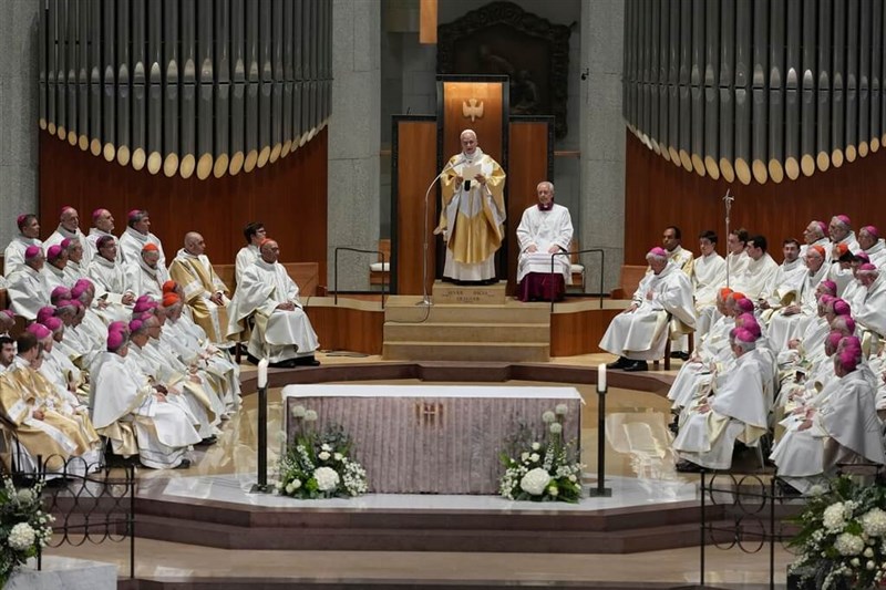 Paus Leo XIV (tengah) merayakan Misa di Sagrada Familia pada 10 September. (Sumber Foto : AP)