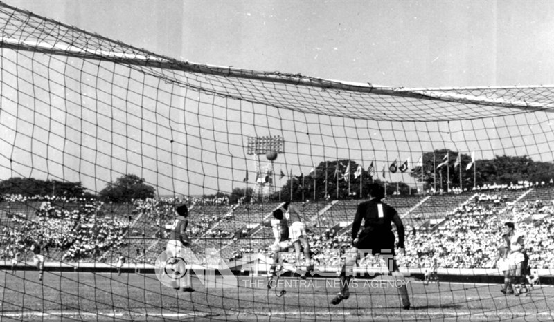 Penyerang Taiwan, Kwok Yau menerobos menuju gawang, sementara pemain belakang Indonesia berhasil menyelamatkan keadaan, di semifinal Asian Games 1958 pada 31 Mei. (Sumber Foto : Dokumentasi CNA)