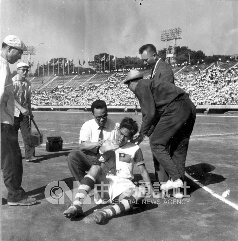 Penyerang Taiwan, Chow Shiu-hung mendapatkan pertolongan pertama usai bertabrakan dengan kiper Indonesia di semifinal Asian Games 1958 pada 31 Mei. (Sumber Foto : Dokumentasi CNA)