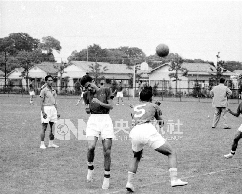 Penyerang tim Taiwan Chan Fai-hung (membelakangi kamera) berlatih bersama penyerang kedua sekaligus kapten Yiu Cheuk-yin di Tokyo pada 23 Mei 1958. (Sumber Foto : Dokumentasi CNA)