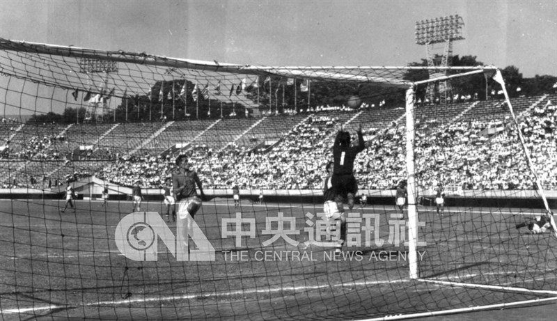 Kapten Taiwan Yiu Cheuk-yin melepaskan tembakan keras yang belum berhasil membobol gawang Indonesia di semifinal Asian Games 1958 pada 31 Mei. (Sumber Foto : Dokumentasi CNA)
