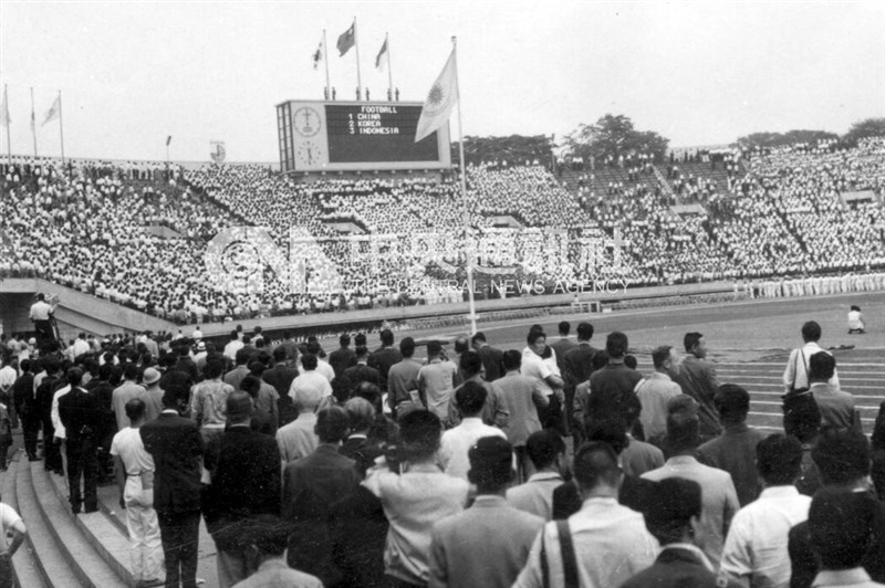 Pengibaran bendera ROC, Republik Korea, dan Indonesia, yang masing-masing menyabet medali emas, perak, dan perunggu di cabang olahraga sepak bola Asian Games 1958 di Tokyo. (Sumber Foto : Dokumentasi CNA)