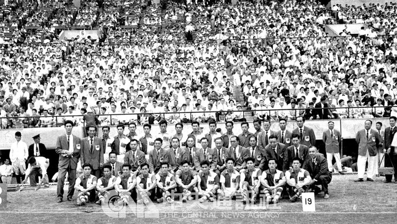 Skuad sepak bola dan ofisial Taiwan di Asian Games 1958 Tokyo, Jepang berfoto bersama pada 1 Juni. (Sumber Foto : Dokumentasi CNA)